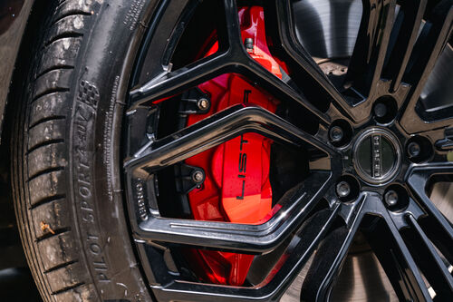 Lister Stealth — Forged wheel and red caliper